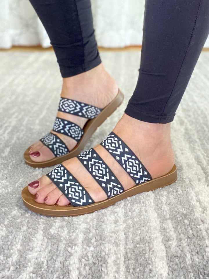 The Dafne in Black & White Aztec