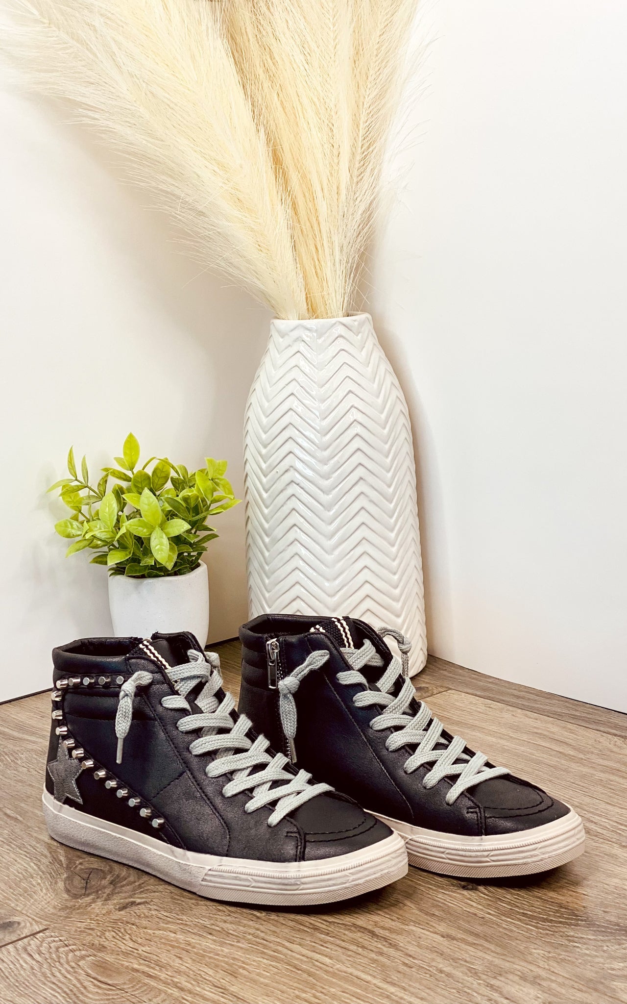Shu Shop Riri Sneaker in Black